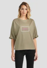 Remera rosa de manga corta con cuello redondo y estampado frontal con la inscripción "VNGERBRG".