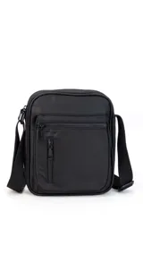 Bandolera negra de tela impermeable con correa ajustable, doble bolsillo frontal con cierre y dos bolsillos internos.