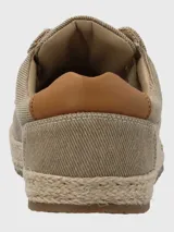 Zapatillas bajas color beige con cordones, capellada de poliéster y suela de goma.