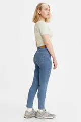 Jeans de tiro alto color celeste, ajustados en cadera y muslos, con pierna súper ajustada y rotura en la rodilla.
