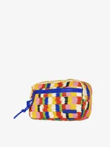 Neceser rectangular con estampado multicolor y cierre superior con cremallera azul.