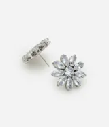 Par de aros plateados con forma de flor, con centro y pétalos de zirconia transparente.