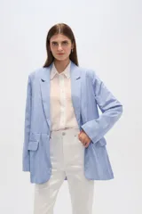 Blazer color blanco con rayas verticales finas, cuello solapa, bolsillos frontales y corte clásico. Confeccionado en lino.