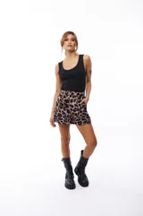 Short con estampado animal print de leopardo en tonos marrones y negros.