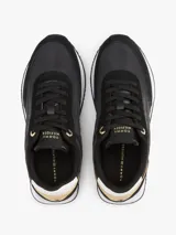 Zapatillas Tommy Hilfiger negras con detalles en blanco y dorado. Confeccionadas en poliéster con interior de poliéster, plantilla extraíble de goma termoplástica reciclada y suela de EVA. Presentan paneles con mezcla de texturas, panel metalizado en el talón y logo de Tommy Hilfiger bordado en la lengüeta y el talón.