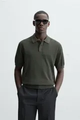 Polo de punto color verde oscuro, con cuello solapa y cierre frontal de botonadura.