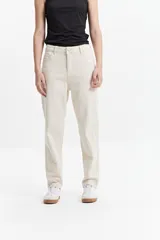 Jean mom de tiro medio, color celeste claro, confeccionado en 100% algodón.