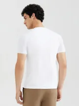 Remera blanca de algodón con cuello en V y corte slim fit.