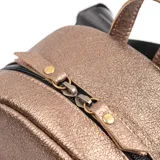 Mochila pequeña color bronce, confeccionada en cuero, con cierre superior y bolsillo frontal con logo XL. Tiene asa de mano y correas ajustables para los hombros.