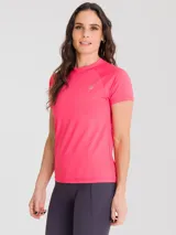 Remera deportiva manga corta color fucsia con cuello alto y logo estampado en el pecho.
