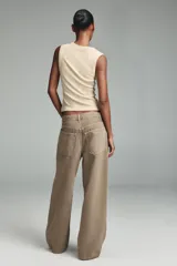 Jeans de tiro medio, estilo balloon baggy, color gris oscuro lavado. Presenta pierna muy ancha y largo completo, con aberturas sutiles en los bajos.