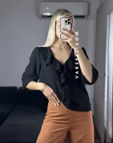 Blusa blanca de crepé de lino, con volados frontales, mangas 3/4 y estilo boho.