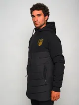 Parka negra con capucha, cierre frontal con cremallera, mangas largas y logo del Club Atlético Peñarol estampado en el pecho.