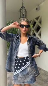 Camisa de denim celeste con efecto lavado y corte holgado.