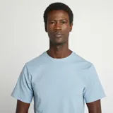 Remera de hombre color celeste, de corte slim fit y cuello redondo.