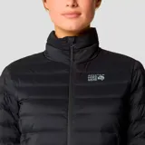Campera negra con capucha, de pluma de 650 cuins y capa exterior Pertex® Quantum resistente a la intemperie.