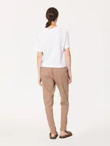 Pantalón babucha color café, confeccionado en algodón liviano, con cintura elastizada, cordón ajustable, bolsillos laterales y botamangas levemente entalladas.