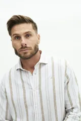 Camisa de manga larga para hombre, color blanco con rayas verticales finas en tonos grises y azules. Confeccionada en una mezcla de lino y algodón, de corte semi slim y logo bordado en el pecho.