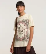 Remera color crema de algodón con estampa paisley y lettering 'Free Spirit' en el frente.
