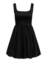 Vestido corto negro sin mangas, con tirantes finos, cintura marcada y falda con vuelo.