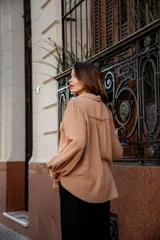 Camisa color beige de muselina con bordado en la parte delantera y manga globo con puño.