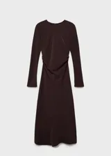 Vestido midi marrón oscuro de tejido ligero con cuello redondo y manga larga. Presenta un diseño evasé con detalle drapeado en la cintura y cierre de cremallera en la parte posterior.