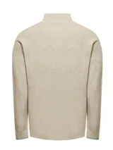 Sweater de punto color beige, con cuello alto y cierre frontal completo.