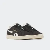 Championes Reebok Club C Grounds UK negros con detalles en blanco y suela color crema. Confeccionados en ante y cuero, con logo dorado en el lateral.