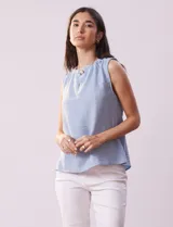 Blusa sin mangas color beige, de crepe. Cuello a la base con frunce, apertura ojal y botón.