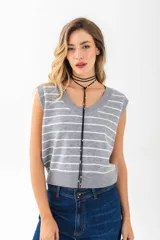 Chaleco de punto negro con rayas horizontales en tonos marrones y diseño sin mangas.