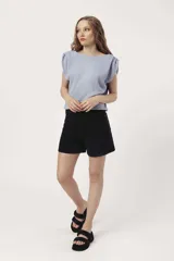 Bermuda de jean color negro, de tiro alto y corte holgado.