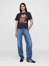 Remera rosa con estampado de la banda Nirvana y logo en verde y celeste.