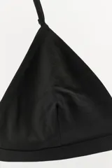Bralette triangular negro confeccionado en mezcla de algodón y modal, con tirantes finos ajustables y cierre trasero con gancho metálico.