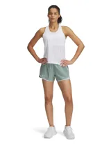 Short deportivo Under Armour Fly By 2 in 1 para mujer, color verde agua con detalles en blanco. Cuenta con cintura elástica, calza interior incorporada y bolsillo lateral con cierre.