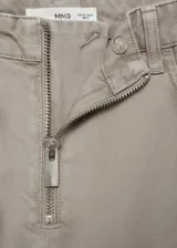 Pantalón de jean wideleg color gris claro, de tiro medio, con cinco bolsillos y cierre de cremallera.