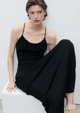 Vestido largo negro de punto fino con tirantes finos cruzados en la espalda y escote recto.