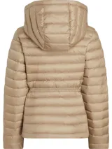 Campera color beige de nailon reciclado, con cuello alto, capucha con cordón ajustable, cierre de cremallera frontal, bolsillos laterales con cremallera, cinturón con hebilla metálica y logo de Calvin Klein en el pecho.