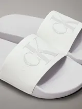 Chancletas blancas Calvin Klein Jeans con logo en relieve en la tira y plantilla texturizada.