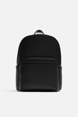 Mochila negra con textura grabada, compartimento principal con cierre de cremallera, compartimento acolchado interior para dispositivos electrónicos de hasta 13 pulgadas, bolsillo frontal con cierre de cremallera, dos bolsillos laterales planos, asa de mano y dos asas de hombro ajustables.