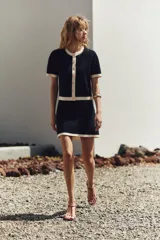 Minifalda negra de punto con cintura elástica.