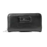 Billetera negra de símil cuero con cierre perimetral y logo XL plateado en el frente. Cuenta con 10 compartimentos internos y un bolsillo con cierre.