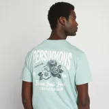 Camiseta verde agua de manga corta con estampado frontal de la marca Persimmons en color blanco.