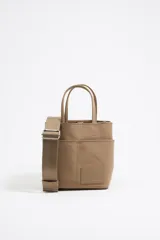 Bolso de diseño minimalista en color tostado, con tres compartimentos para mayor funcionalidad.