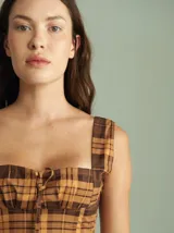 Vestido midi marrón a cuadros con breteles anchos, espalda semi-baja y cordones ajustables en la parte superior.