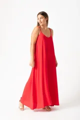 Vestido largo rojo de algodón y elastano, con breteles finos y corte recto.