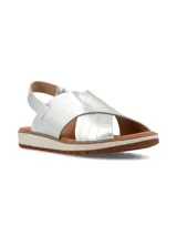 Sandalia plateada con tiras cruzadas con textura tipo piel de cocodrilo, suela blanca y tira trasera elástica.