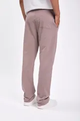 Pantalón deportivo color visón con cordón ajustable en la cintura y bolsillos laterales.