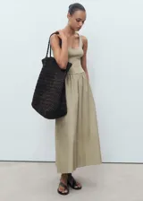 Vestido midi evasé color beige, con tirantes anchos y escote cuadrado.