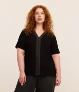 Blusa negra de viscosa con escote en V, mangas cortas y detalle de hilo metalizado en el frente.