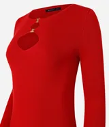 Blusa marrón de mangas largas confeccionada en viscosa, con cuello redondo y aberturas circulares en el busto con detalles metalizados.